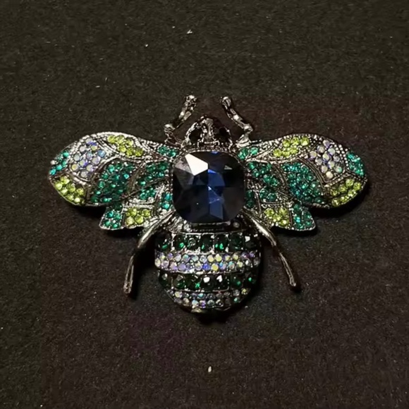 ❤️ **Sparkly Bumble Bee Brooch** - Picture 1 of 2